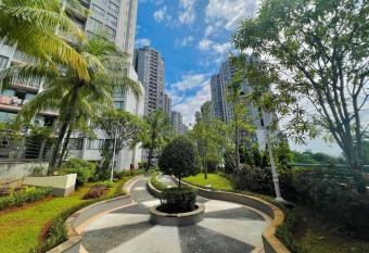 Wonderful Escape South Jakarta - 3BR - Standard apartment with luxury facilities and Netflix 1 has rooms with a private hot tub