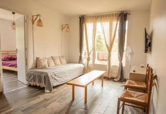 T2 Cavalaire sur mer proche centre ville has Balcony rooms