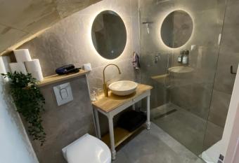 Immeuble plein centre Pontoise has Balcony rooms