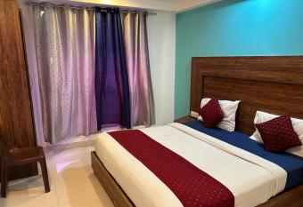 Hotel Diamond Star has rooms with a private hot tub