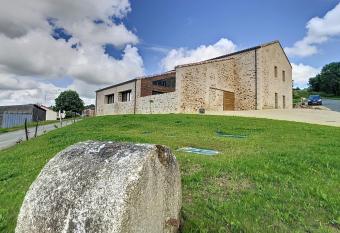 Au Vent des Collines allows 18 year olds to book a room