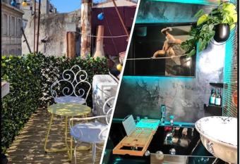 Jungle Spa has rooms with a private hot tub