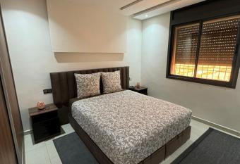 Bel appartement avec hammam has rooms with a private hot tub