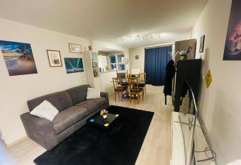 Joli T2 class   1* Plaisir Gare direct Paris has Balcony rooms