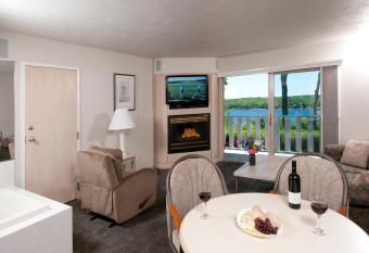 Country House Resort has rooms with a private hot tub