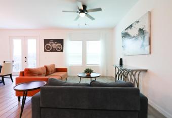 Sunshine Oasis: Spacious 6-Bedroom Retreat near Disney World allows 18 year olds to book a room