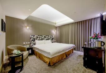 Stay Hotel - Taichung Yizhong has rooms with a private hot tub