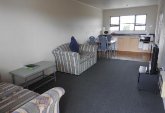 A Abode Motor Lodge has rooms with a private hot tub