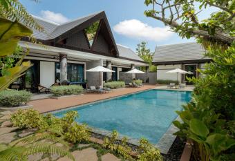 Amara Private Villa has rooms with a private hot tub