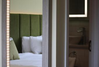 Hellidon Lakes Hotel allows 18 year olds to book a room