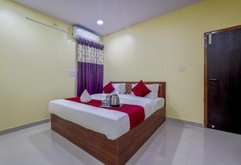 Hotel Ayodhya comforts has rooms with a private hot tub