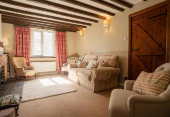 Well decorated & traditional cottage on Wales England border - sleeps 7 has Balcony rooms