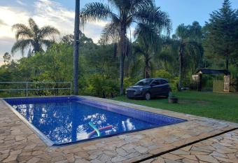 S  tio Amoreira pr  ximo    divisa com Atibaia has Balcony rooms