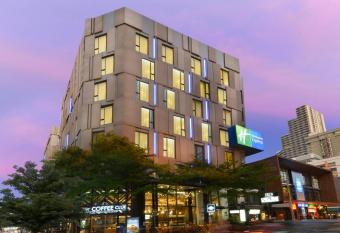 Holiday Inn Express Bangkok Sukhumvit 11, an IHG Hotel has Balcony rooms