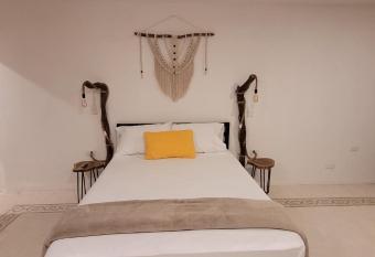 Pak  al Muliix - Lim  m has rooms with a private hot tub