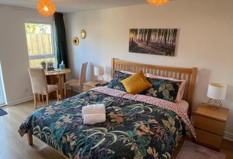 Studio Apartment with spacious garden in Carterton allows 18 year olds to book a room