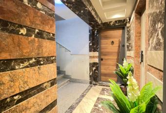 Luxury Studio House 1200-3 has rooms with a private hot tub