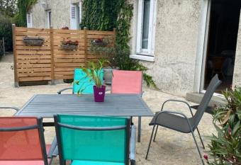 Studio Les trois Maries Fondettes Proche Tours allows 18 year olds to book a room