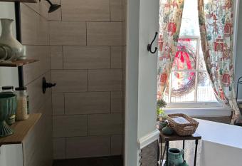 Jenny's Downtown Hideaway Bed and Breakfast has Balcony rooms