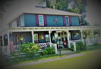 Applesauce Inn Bed & Breakfast allows 18 year olds to book a room