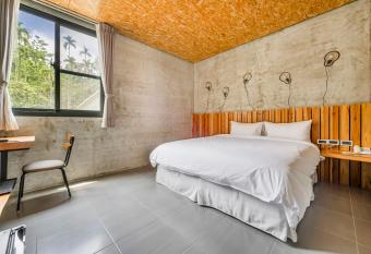 Han Yan Hill Hotel allows 18 year olds to book a room