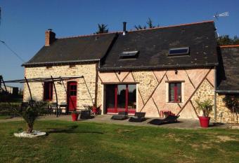 Maison avec piscine La Chlogaro has Balcony rooms