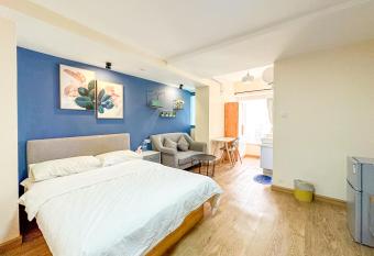       LaCave       has Balcony rooms