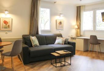 Charming apartment with balcony in Courbevoie has Balcony rooms