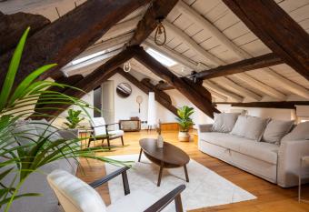 Dimora De  Poeti - 250 Square Meters Attic in the Heart of Bologna has rooms with a private hot tub