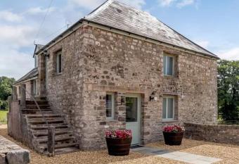 The Granary at Henrhiw Farm Cottages has rooms with a private hot tub