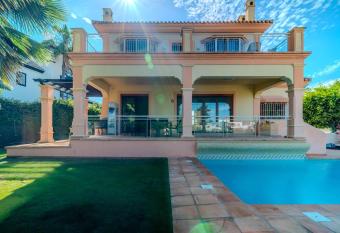 Villa Picasso Marbella has rooms with a private hot tub