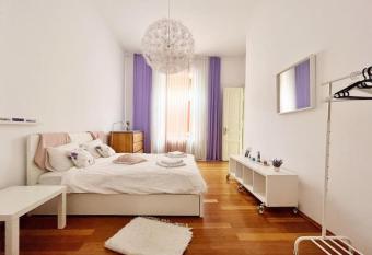 Apartament NEO unu has rooms with a private hot tub