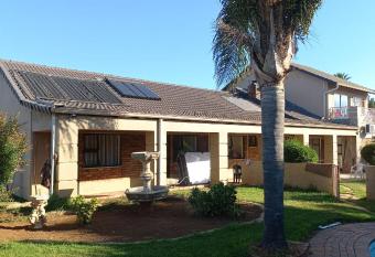 Akyra Guest House Brackenhurst has rooms with a private hot tub