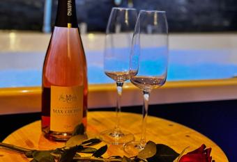 Margi Flair Private 2person JACUZZI Hanza Tower has rooms with a private hot tub