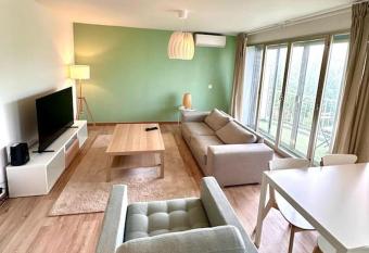 108 Cagnes - Joli T2 avec balcon proche mer allows 18 year olds to book a room