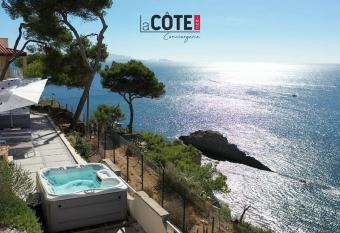 A couper le souffle ! #Cottage de luxe sur l eau has rooms with a private hot tub