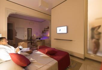 FELICE SUD has rooms with a private hot tub