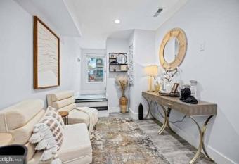 Morton st has Balcony rooms