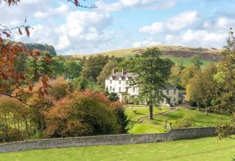 Carphin House near St Andrews - Sleeps 18 has rooms with a private hot tub