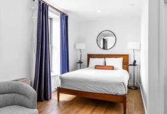 Historic Bldg, Coffee Shop, Fast Wi-Fi, Room # 207 allows 18 year olds to book a room