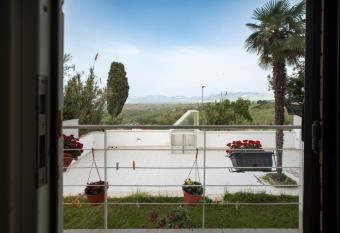 La maison has rooms with a private hot tub