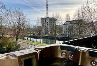 Loft avec SPA    Mulhouse avec parking priv   6 personnes has rooms with a private hot tub