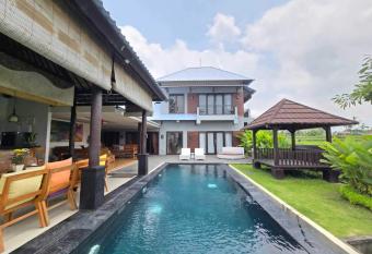 Belvilla Kasuari Tirta Empul Temple allows 18 year olds to book a room