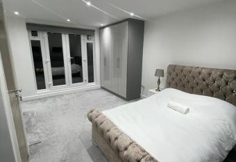 Studio Flat near wembley arena has Balcony rooms