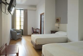 Hotel Londres allows 18 year olds to book a room