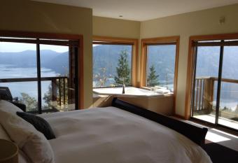 Moon Water Lodge has rooms with a private hot tub