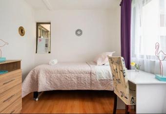 Linda Habitaci  n con Desayuno a Pasos del Muelle Vergara allows 18 year olds to book a room