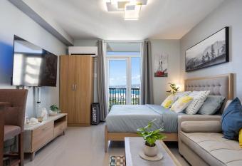 Azure Haven - Near Airport - Hot Shower - Cozy with Balcony 16th Flr unit 1623 bldg 102 allows 18 year olds to book a room