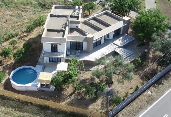 Terra Nova Luxury Villa has Balcony rooms