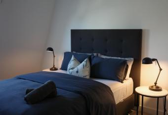 Luxury Townhouse - Newcastle, NSW has Balcony rooms